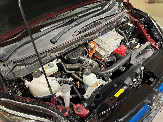 セレナ ｅ－パワー　ＸＶ　セカンドスライドアップシート　　両側パワスラドア　純正ナビ／ＣＤ／ＤＶＤ／Ｂｌｕｅｔｏｏｔｈ　バックモニター　シート＆ステアリングヒーター　純正１５インチアルミ　ＬＥＤライト　ＥＴＣ　クルコン（28枚目）