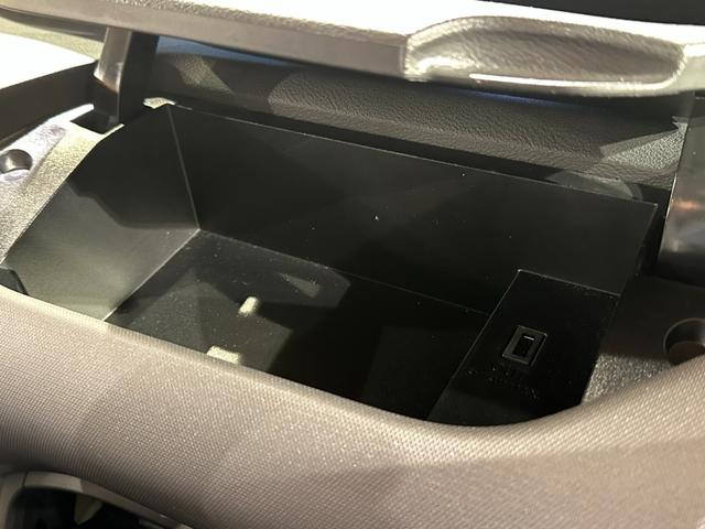 セレナ ｅ－パワー　ＸＶ　セカンドスライドアップシート　　両側パワスラドア　純正ナビ／ＣＤ／ＤＶＤ／Ｂｌｕｅｔｏｏｔｈ　バックモニター　シート＆ステアリングヒーター　純正１５インチアルミ　ＬＥＤライト　ＥＴＣ　クルコン（76枚目）