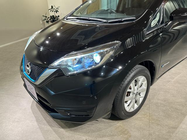 ノート ｅ－パワー　Ｘ　純正ナビ／ＴＶ／ＣＤ／ＤＶＤ／Ｂｌｕ－ｒａｙ／Ｂｌｕｅｔｏｏｔｈ　ＥＴＣ　アランドビューモニター　デジタルインナーミラー　純正１５インチアルミ　ＬＥＤライト（9枚目）