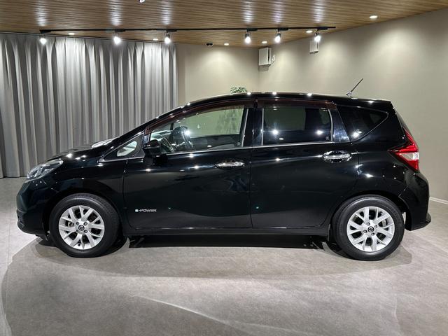 ノート ｅ－パワー　Ｘ　純正ナビ／ＴＶ／ＣＤ／ＤＶＤ／Ｂｌｕ－ｒａｙ／Ｂｌｕｅｔｏｏｔｈ　ＥＴＣ　アランドビューモニター　デジタルインナーミラー　純正１５インチアルミ　ＬＥＤライト（15枚目）