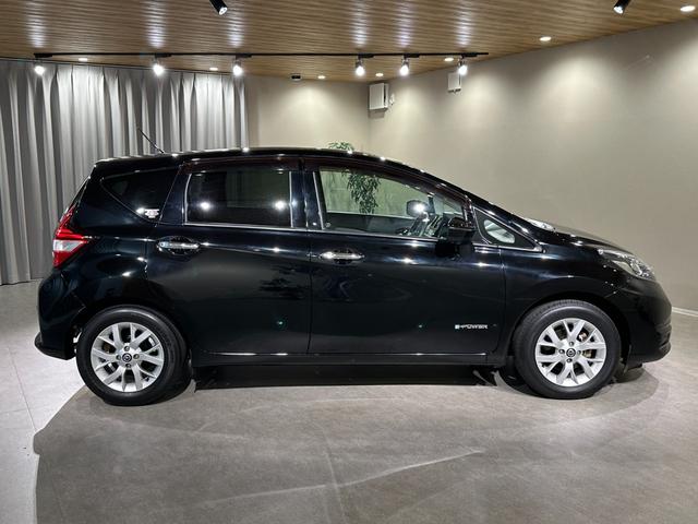 ノート ｅ－パワー　Ｘ　純正ナビ／ＴＶ／ＣＤ／ＤＶＤ／Ｂｌｕ－ｒａｙ／Ｂｌｕｅｔｏｏｔｈ　ＥＴＣ　アランドビューモニター　デジタルインナーミラー　純正１５インチアルミ　ＬＥＤライト（17枚目）