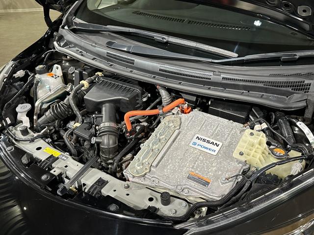 ノート ｅ－パワー　Ｘ　純正ナビ／ＴＶ／ＣＤ／ＤＶＤ／Ｂｌｕ－ｒａｙ／Ｂｌｕｅｔｏｏｔｈ　ＥＴＣ　アランドビューモニター　デジタルインナーミラー　純正１５インチアルミ　ＬＥＤライト（26枚目）