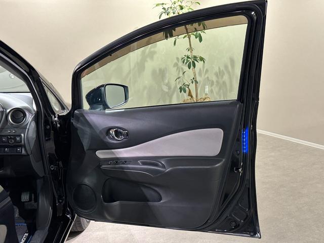 ノート ｅ－パワー　Ｘ　純正ナビ／ＴＶ／ＣＤ／ＤＶＤ／Ｂｌｕ－ｒａｙ／Ｂｌｕｅｔｏｏｔｈ　ＥＴＣ　アランドビューモニター　デジタルインナーミラー　純正１５インチアルミ　ＬＥＤライト（30枚目）