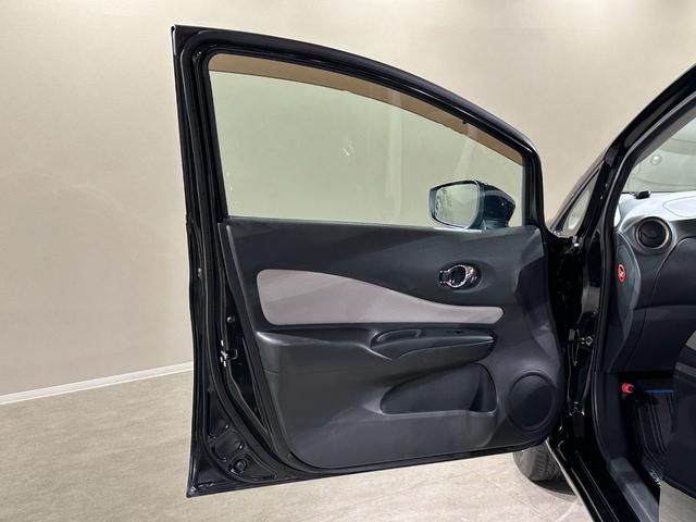 ノート ｅ－パワー　Ｘ　純正ナビ／ＴＶ／ＣＤ／ＤＶＤ／Ｂｌｕ－ｒａｙ／Ｂｌｕｅｔｏｏｔｈ　ＥＴＣ　アランドビューモニター　デジタルインナーミラー　純正１５インチアルミ　ＬＥＤライト（33枚目）