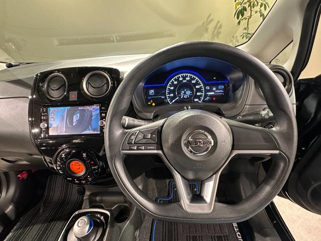 ノート ｅ－パワー　Ｘ　純正ナビ／ＴＶ／ＣＤ／ＤＶＤ／Ｂｌｕ－ｒａｙ／Ｂｌｕｅｔｏｏｔｈ　ＥＴＣ　アランドビューモニター　デジタルインナーミラー　純正１５インチアルミ　ＬＥＤライト（55枚目）