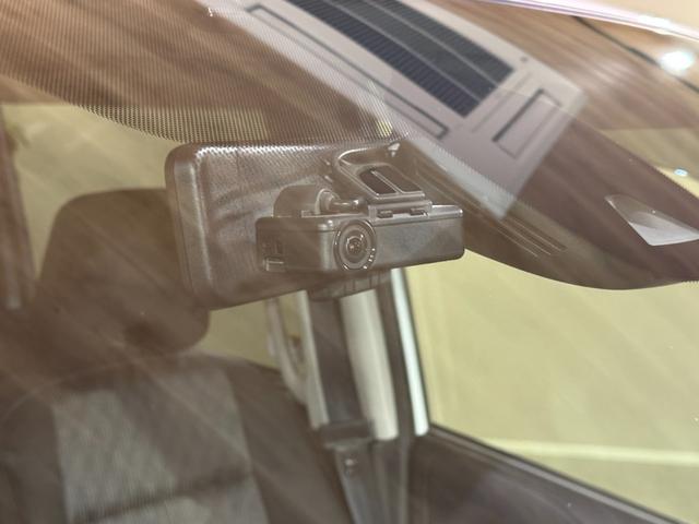 セレナ ｅ－パワー　ハイウェイスターＶ　プロパイロット　純正１０インチナビ／ＴＶ／ＣＤ／ＤＶＤ／Ｂｌｕ－ｒａｙ／Ｂｌｕｅｔｏｏｔｈ　アランドビューモニター　後席モニター　デジタルインナーミラー　ドラレコ前と後　　ＬＥＤライト／フォグライト（70枚目）