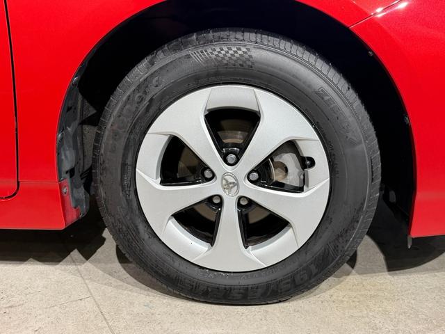 プリウス Ｓマイコーデ　ナビ／ＴＶ／ＣＤ／ＤＶＤ／Ｂｌｕｅｔｏｏｔｈ　バックモニター　ＥＴＣ　ＨＩＤライト　スマートキー＆エンジンプッシュスタート　純正１５インチアルミ（24枚目）