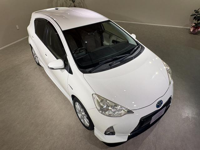 アクア Ｇ　エアロ　純正ナビ／ＴＶ／ＣＤ／Ｂｌｕｅｔｏｏｔｈ　バックモニター　スマートキー＆エンジンプッシュスタート　社外１６インチアルミ（12枚目）