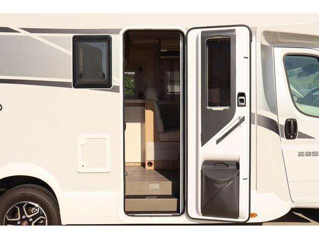 デュカト ローラーチーム　ゼフィーロ２８５ＴＬ　シンク　１００Ｌ給排水タンク　３口ガスコンロ　温水シャワー　ＦＦヒーター　３ＷＡＹ冷蔵庫　サブバッテリー　走行充電　外部充電　ソーラーパネル　ルーフベント（16枚目）