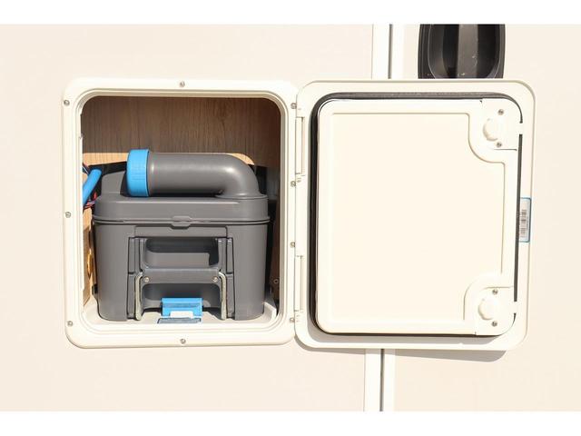 デュカト ローラーチーム　ゼフィーロ２８５ＴＬ　シンク　１００Ｌ給排水タンク　３口ガスコンロ　温水シャワー　ＦＦヒーター　３ＷＡＹ冷蔵庫　サブバッテリー　走行充電　外部充電　ソーラーパネル　ルーフベント（55枚目）