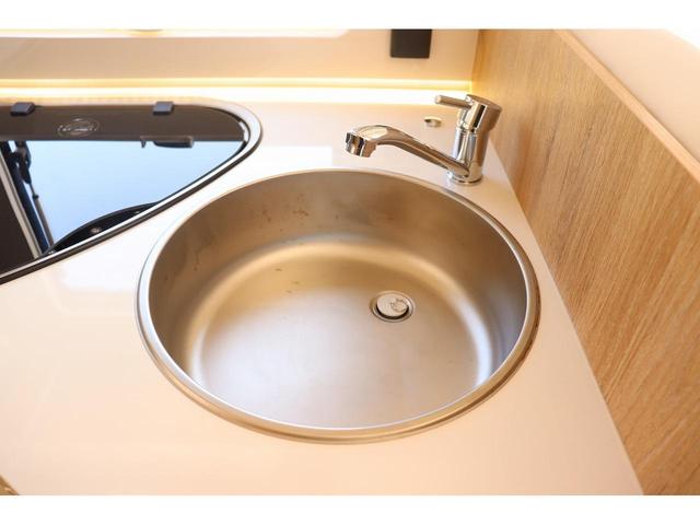 デュカト ローラーチーム　ゼフィーロ２８５ＴＬ　シンク　１００Ｌ給排水タンク　３口ガスコンロ　温水シャワー　ＦＦヒーター　３ＷＡＹ冷蔵庫　サブバッテリー　走行充電　外部充電　ソーラーパネル　ルーフベント（57枚目）