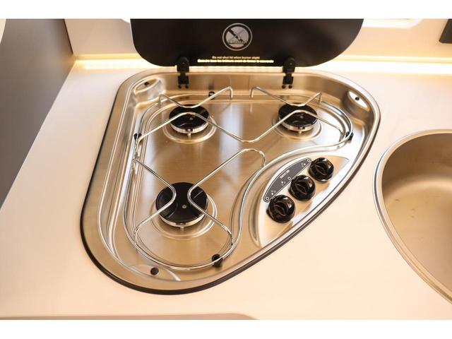 デュカト ローラーチーム　ゼフィーロ２８５ＴＬ　シンク　１００Ｌ給排水タンク　３口ガスコンロ　温水シャワー　ＦＦヒーター　３ＷＡＹ冷蔵庫　サブバッテリー　走行充電　外部充電　ソーラーパネル　ルーフベント（58枚目）