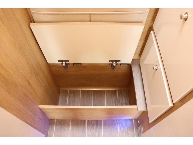 デュカト ローラーチーム　ゼフィーロ２８５ＴＬ　シンク　１００Ｌ給排水タンク　３口ガスコンロ　温水シャワー　ＦＦヒーター　３ＷＡＹ冷蔵庫　サブバッテリー　走行充電　外部充電　ソーラーパネル　ルーフベント（69枚目）