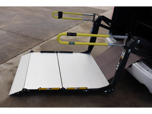 ハイエースバン スーパーＧＬ　ダークプライムＩＩ　ベッドキット　ピボットクルーズコントロール　フロントスポイラー　社外１６インチアルミホイール　車いす用スロープ　リモコン付き（50枚目）