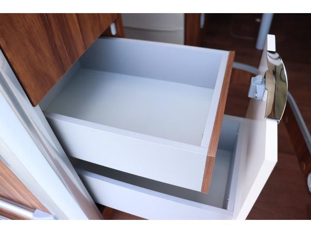 デュカト 　デュカト　リビングストーン５　トルマ燃料式温水ボイラー　トルマ燃料式ＦＦヒーター　１５００ｗインバーター　ツインサブバッテリー　サイドオーニング　８０Ｌ冷蔵庫　カセットトイレ　シャワー（15枚目）