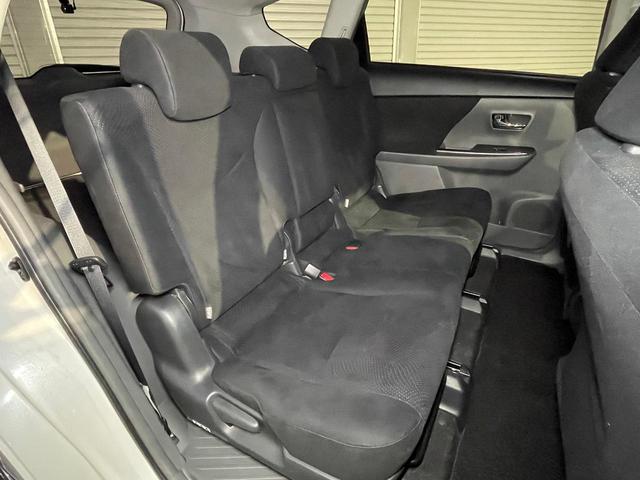 後部座席も気になるようなキズ・汚れやへたり等、大きなダメージはなく、良好な状態です。