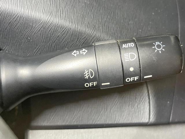 【オートライト】周りの明るさに応じて自動でヘッドライトの点灯・消灯ができる機能です！ライトの付け忘れ・消し忘れなどが無くなり、雨の日や夕方の走行も安心！トンネル通過時も便利ですね♪