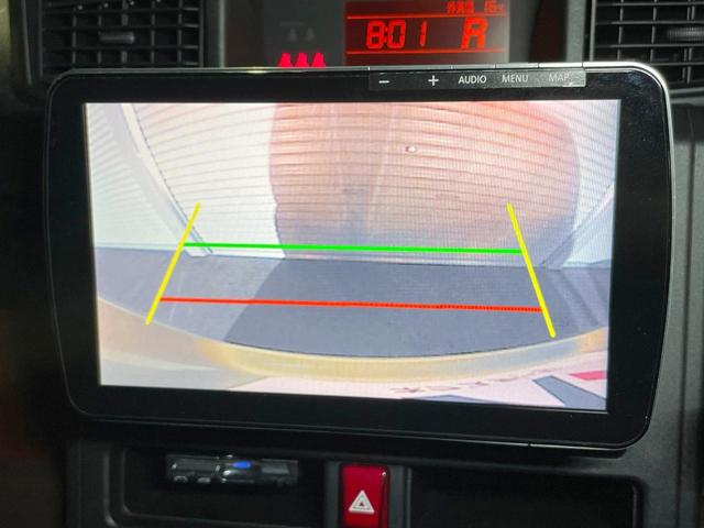 【バックカメラ】駐車時に後方がリアルタイム映像で確認できます。大型商業施設や立体駐車場での駐車時や、夜間のバック時に大活躍！運転スキルに関わらず、今や必須となった装備のひとつです！