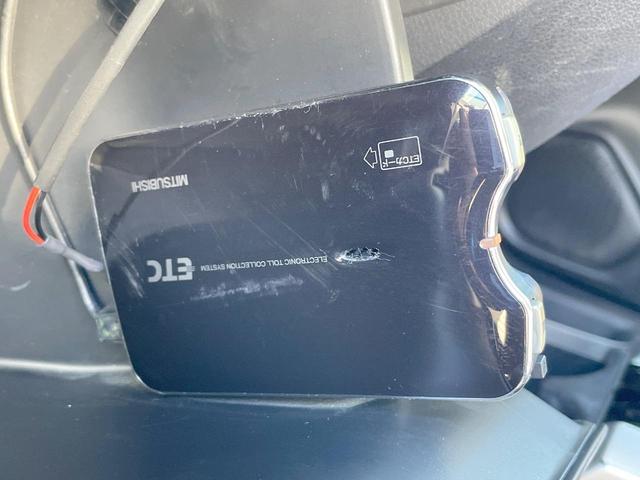 フィットハイブリッド Fパッケージ 禁煙車 純正ナビ スマートキー ETC オートエアコン Bluetooth 横滑り防止装置 電動格納ミラー CD・DVD再生(5枚目)