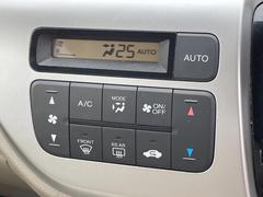 【オートエアコン】一度お好みの温度に設定すれば、車内の温度を検知し風量や温度を自動で調整。暑い…寒い…と何度もスイッチ操作をする必要はありません。快適な車内空間には必須の機能ですね♪ 7