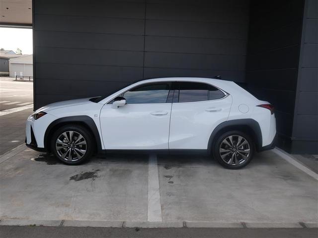 ＵＸ ＵＸ３００ｈ　Ｆスポーツ　ＡＷＤ　三眼フルＬＥＤヘッドランプ　カラーヘッドアップディスプレイ　パノラミックビューモニター　ムーンルーフ　マークレビンソンプレミアムサラウンドサウンドシステム　おくだけ充電　寒冷地仕様（3枚目）