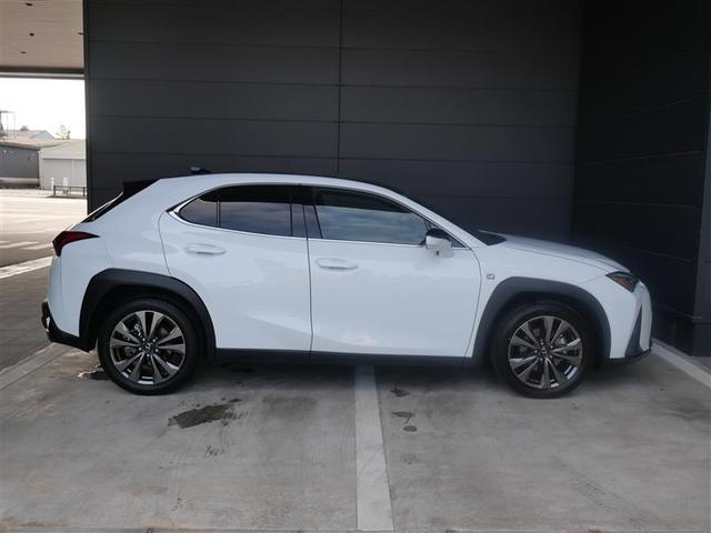 ＵＸ ＵＸ３００ｈ　Ｆスポーツ　ＡＷＤ　三眼フルＬＥＤヘッドランプ　カラーヘッドアップディスプレイ　パノラミックビューモニター　ムーンルーフ　マークレビンソンプレミアムサラウンドサウンドシステム　おくだけ充電　寒冷地仕様（4枚目）