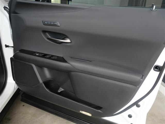 ＵＸ ＵＸ３００ｈ　Ｆスポーツ　ＡＷＤ　三眼フルＬＥＤヘッドランプ　カラーヘッドアップディスプレイ　パノラミックビューモニター　ムーンルーフ　マークレビンソンプレミアムサラウンドサウンドシステム　おくだけ充電　寒冷地仕様（14枚目）