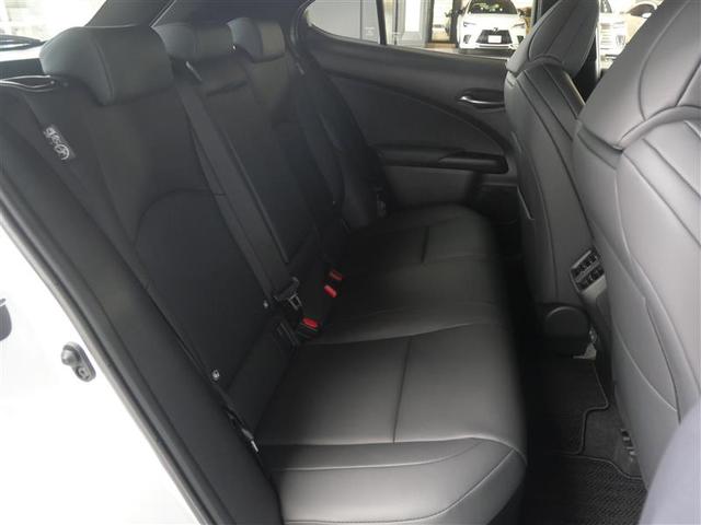 ＵＸ ＵＸ３００ｈ　Ｆスポーツ　ＡＷＤ　三眼フルＬＥＤヘッドランプ　カラーヘッドアップディスプレイ　パノラミックビューモニター　ムーンルーフ　マークレビンソンプレミアムサラウンドサウンドシステム　おくだけ充電　寒冷地仕様（16枚目）