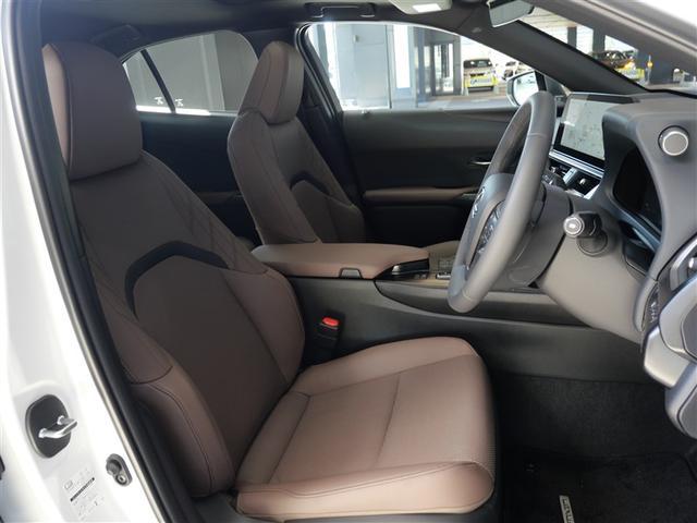UX UX300h グレイスフル エクスプローラー AWD 三眼フルLEDヘッドランプ アダプティブハイビームシステム(ポップアップ式ヘッドランプクリーナー付) ムーンルーフ おくだけ充電 寒冷地仕様 アクセサリーコンセント AC100V・1500W(15枚目)