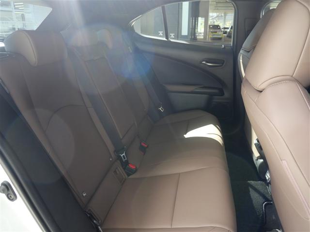 UX UX300h グレイスフル エクスプローラー AWD 三眼フルLEDヘッドランプ アダプティブハイビームシステム(ポップアップ式ヘッドランプクリーナー付) ムーンルーフ おくだけ充電 寒冷地仕様 アクセサリーコンセント AC100V・1500W(16枚目)