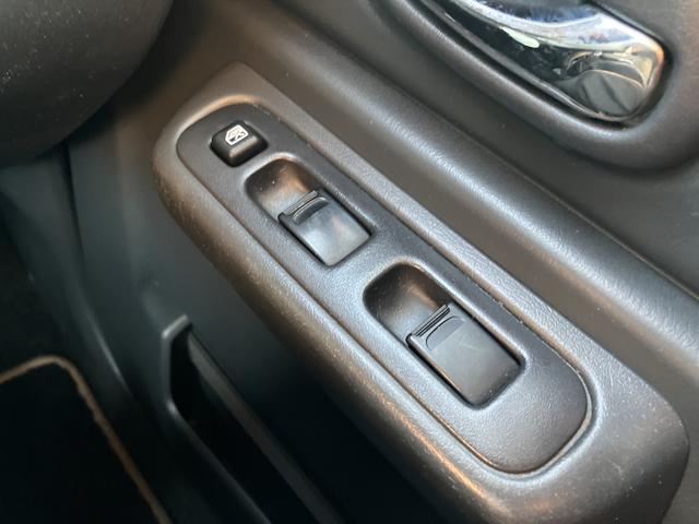 パワーウィンドウのスイッチですよ。 運転席に居ながら窓を開け閉めのコントロールできますよ。