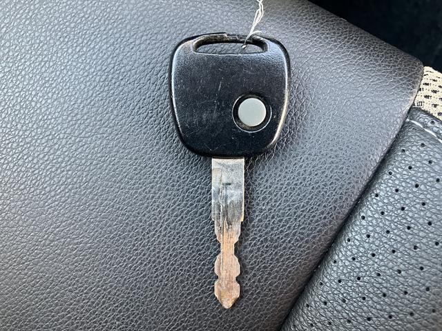 今や欠かせないアイテムとなったキーレス。もちろん付いています。直接キーを差し込まなくてもドアの施錠・開錠が出来ます。ドア回りのキズ防止にもなりますね