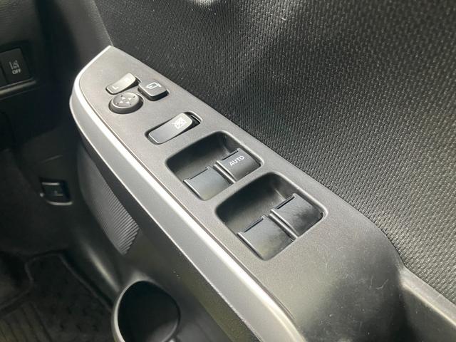 パワーウィンドウのスイッチですよ。　運転席に居ながら窓を開け閉めのコントロールできますよ。