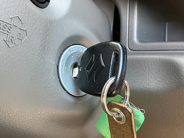 今や欠かせないアイテムとなったキーレス。もちろん付いています。直接キーを差し込まなくてもドアの施錠・開錠が出来ます。ドア回りのキズ防止にもなりますね