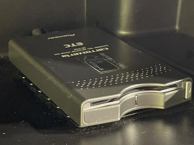 カローラフィールダー ハイブリッドＧ　ダブルバイビー　ナビ　セーフティセンス　禁煙車　シートヒーター　ハーフレザーシート　スマートキー　ＬＥＤヘッド　ＥＴＣ　オートハイビーム　車線逸脱警報　オートライト　オートエアコン　純正１６インチＡＷ　革巻きハンドル（7枚目）