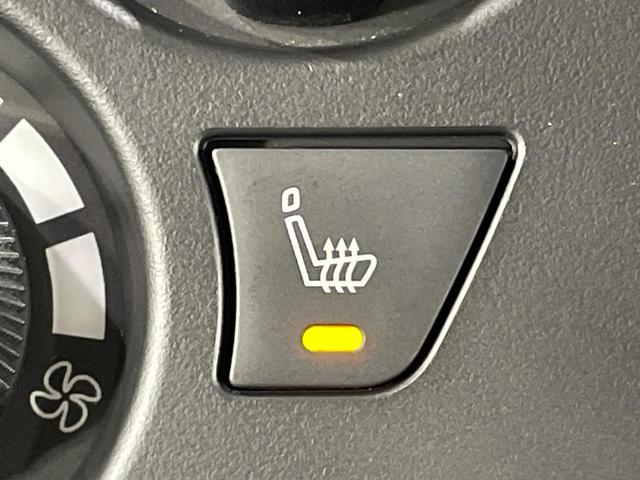 【シートヒーター】寒い日に重宝するシートヒーター！エアコンより早く温まってくれるので寒がりの人も安心ですね♪エアコンの温風は乾燥するから苦手、という方にもをおすすめです。