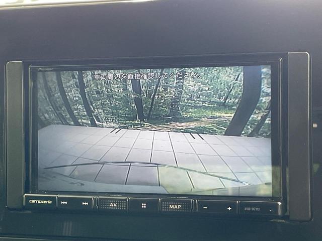 【バックカメラ】駐車時に後方がリアルタイム映像で確認できます。大型商業施設や立体駐車場での駐車時や、夜間のバック時に大活躍！運転スキルに関わらず、今や必須となった装備のひとつです！