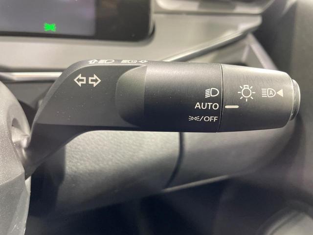【オートライト】周りの明るさに応じて自動でヘッドライトの点灯・消灯ができる機能です！ライトの付け忘れ・消し忘れなどが無くなり、雨の日や夕方の走行も安心！トンネル通過時も便利ですね♪