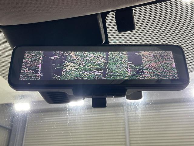 【インテリジェントルームミラー】後席の大きな荷物や同乗者で後方が確認しづらい時でも安心！カメラが撮影した車両後方の映像をルームミラー内に表示。クリアな視界で状況の確認が可能です！
