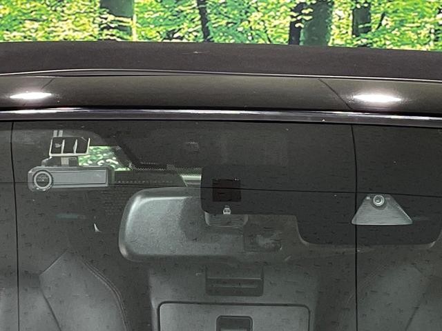 【スマートブレーキサポート】走行中に前方の車両等を認識し、衝突しそうな時は警報とブレーキで衝突回避と被害軽減をアシスト。より安全にドライブをお楽しみいただけます。