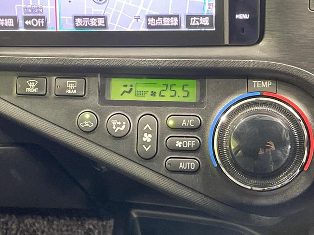 アクア Ｇブラックソフトレザーセレクション　純正ＨＤＤナビ　バックカメラ　禁煙車　ハーフレザーシート　スマートキー　ビルトインＥＴＣ　オートライト　オートエアコン　Ｂｌｕｅｔｏｏｔｈ　ＣＤ　ＤＶＤ再生（5枚目）