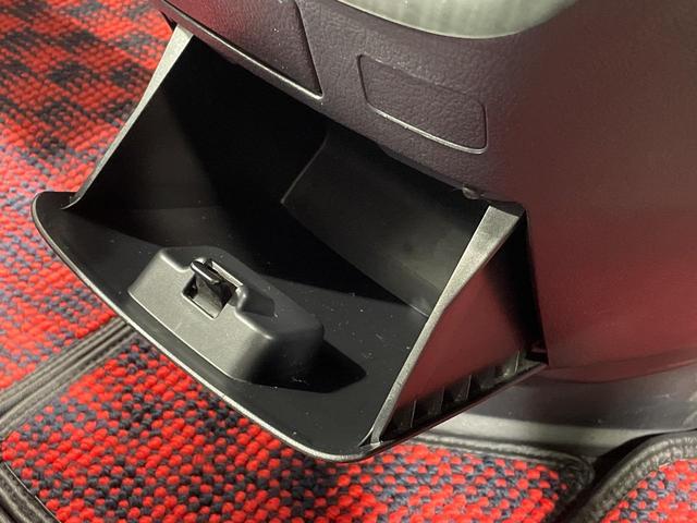 ノア Si 4WD 両側電動ドア SDナビ バックカメラ 禁煙車 スマートキー HIDヘッド ビルトインETC オートライト オートエアコン リアエアコン Bluetooth CD DVD再生 フルセグ(40枚目)