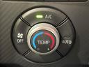 【オートエアコン】一度お好みの温度に設定すれば、車内の温度を検知し風量や温度を自動で調整。暑い…寒い…と何度もスイッチ操作をする必要はありません。快適な車内空間には必須の機能ですね♪
