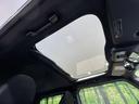 【ガラスルーフ】ガラスルーフ搭載で車内の解放感が一気にアップ！開放的なドライブをお楽しみいただけます。