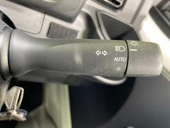【オートライト】周りの明るさに応じて自動でヘッドライトの点灯・消灯ができる機能です！ライトの付け忘れ・消し忘れなどが無くなり、雨の日や夕方の走行も安心！トンネル通過時も便利ですね♪ 4