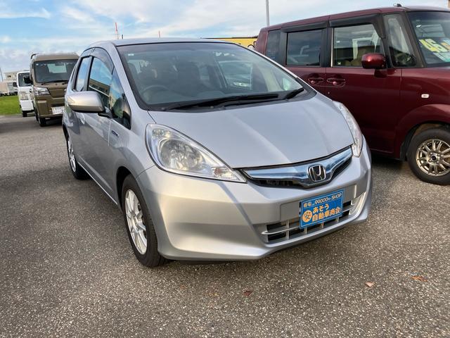 フィットハイブリッド スマートセレクション ファインスタイル スマートキー ナビ USB接続 ミュージックプレイヤー接続 CD DVD再生 TV シートヒーター HIDヘッドライト 運転席・助手席エアバッグ ABS 衝突安全ボディ エアコン パワーステアリング(3枚目)