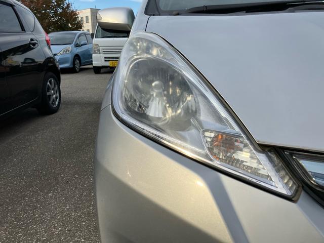 フィットハイブリッド スマートセレクション ファインスタイル スマートキー ナビ USB接続 ミュージックプレイヤー接続 CD DVD再生 TV シートヒーター HIDヘッドライト 運転席・助手席エアバッグ ABS 衝突安全ボディ エアコン パワーステアリング(4枚目)