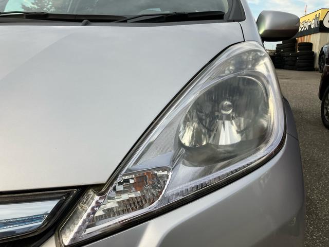 フィットハイブリッド スマートセレクション ファインスタイル スマートキー ナビ USB接続 ミュージックプレイヤー接続 CD DVD再生 TV シートヒーター HIDヘッドライト 運転席・助手席エアバッグ ABS 衝突安全ボディ エアコン パワーステアリング(5枚目)