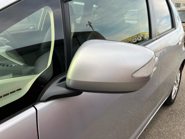 フィットハイブリッド スマートセレクション ファインスタイル スマートキー ナビ USB接続 ミュージックプレイヤー接続 CD DVD再生 TV シートヒーター HIDヘッドライト 運転席・助手席エアバッグ ABS 衝突安全ボディ エアコン パワーステアリング(6枚目)