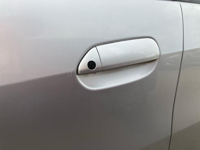 フィットハイブリッド スマートセレクション ファインスタイル スマートキー ナビ USB接続 ミュージックプレイヤー接続 CD DVD再生 TV シートヒーター HIDヘッドライト 運転席・助手席エアバッグ ABS 衝突安全ボディ エアコン パワーステアリング(7枚目)